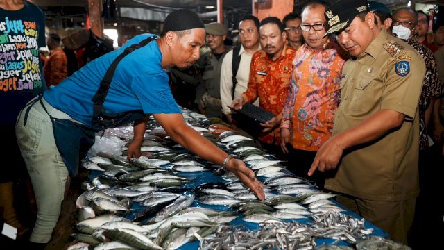 Pj Gubernur Sulsel, Bahtiar Baharuddin, rutin melakukan pemantauan harga dan stok kebutuhan pokok di pasar tradisional, untuk menekan angka inflasi.