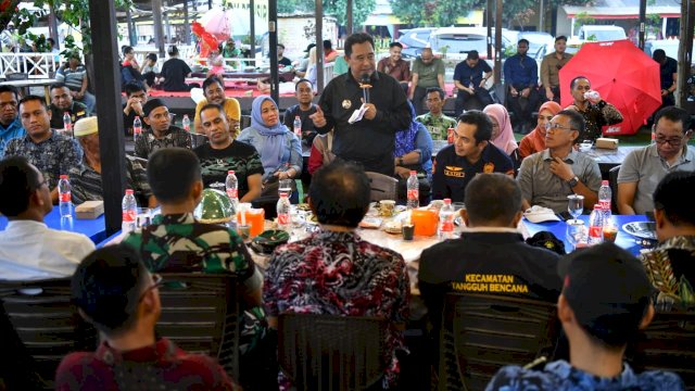 Pj Gubernur Sulsel, Bahtiar Baharuddin, berdialog dengan nelayan usai melakukan peninjauan ke Pangkalan Pendaratan Ikan (PPI) Beba, di Kecamatan Galesong Utara, Kabupaten Takalar, Minggu, 3 Desember 2023.