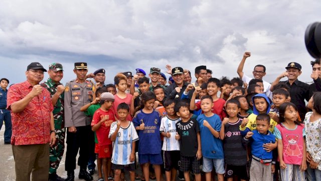 Pj Gubernur Bahtiar berfoto bersama anak-anak nelayan di PPI Beba, Takalar.