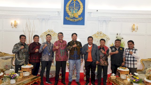 Penjabat Gubernur Sulsel, Bahtiar Baharuddin, menerima kunjungan silaturahmi Pimpinan PT Perkebunan Nusantara, di Rumah Jabatan Gubernur Sulsel, Minggu malam, 3 Desember 2023.
