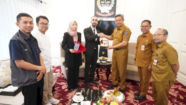 Penjabat Sekretaris Daerah Provinsi Sulsel, Andi Muhammad Arsjad, menerima kunjungan dari manajemen Edutolia Education, di Baruga Lounge, Selasa, 5 Desember 2023.
