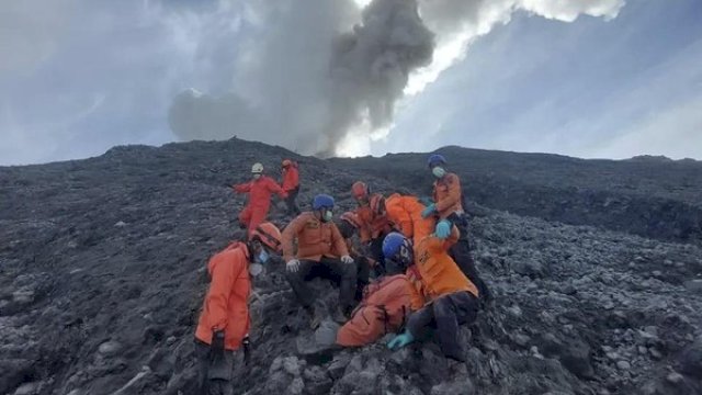 Hujan Abu Masih Terjadi, Tim Gabungan Terus Cari 18 Pendaki Terjabak Erupsi Marapi