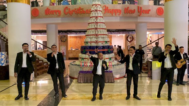 Claro Makassar Ubah Jerigen Bekas Jadi Hiasan Berbentuk Pohon Natal