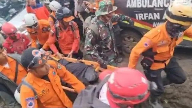 Proses evakuasi korban erupsi Gunung Marapi.