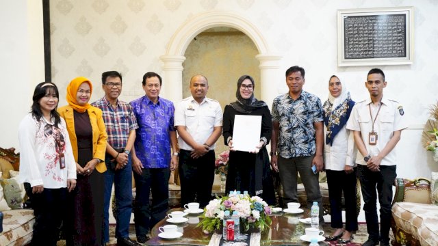 Pemprov Sulsel mengantarkan berkas hasil seleksi Calon Anggota Komisi Informasi (KI) Sulsel Periode 2023-2027 kepada Ketua DPRD Sulsel, Andi Ina Kartika Sari, Rabu, 6 Desember 2023.