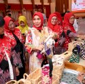 Tutup PKW Dekranasda, Sofha Marwah Bahtiar Gunakan Baju Berbahan Kain Ecoprint Karya Sendiri
