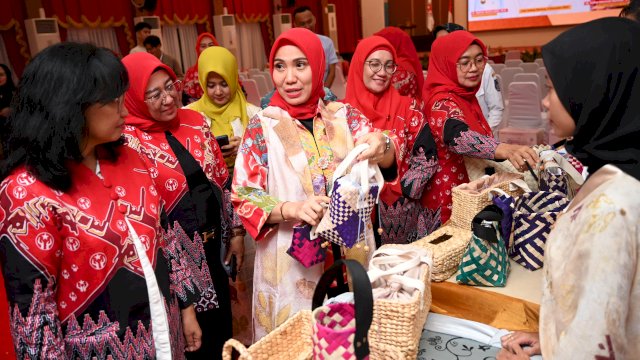 Pj Ketua Dekranasda Sulsel, Sofha Marwah Bahtiar, secara resmi menutup pelaksanaan Pendidikan Kecakapan Wirausaha (PKW) yang dilaksanakan sejak 16 Oktober 2023 lalu.