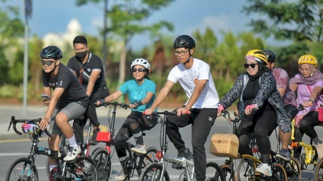 Alam Ganjar (Putih) sepedaan di Makassar, Kamis (7/12/23).