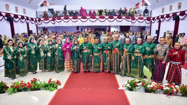 Pj Gubernur Provinsi Sulsel, Bahtiar Baharuddin, didampingi Pj Ketua TP PKK Sulsel Sofha Marwah Bahtiar, menghadiri peringatan Hari Ulang Tahun (HUT) Bantaeng ke-769, yang digelar melalui Rapat Paripurna DPRD Bantaeng, Kamis, 7 Desember 2023.