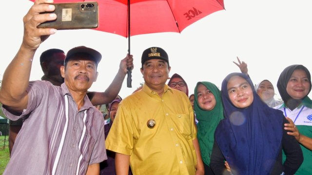 Pj Gubernur Bahtiar berfoto selfie bersama warga petani di Kabupaten Bantaeng.