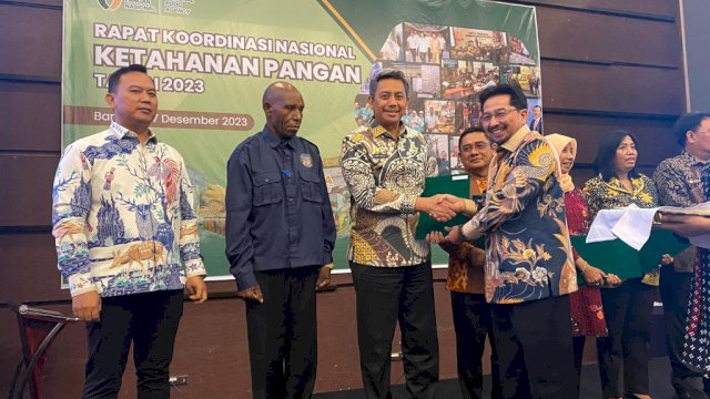 Penjabat Sekertaris Daerah Provinsi Sulsel, Andi Muhammad Arsjad, menghadiri Rapat Koordinasi Nasional Ketahanan Pangan Tahun 2023 yang digelar Badan Ketahanan Pangan Nasional (Bapanas) RI, di Holiday Inn Hotel, Bandung, Jawa Barat, Kamis, 7 Desember 2023.