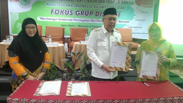 Ketua Gerakan Nasional Anti Narkoba (Ganas Annar) MUI Sulsel, Dr.H.Waspada Santing, M.Sos.I.,M.H.I dan Rektor Universitas Sawerigading (UNSA) Makassar, Prof.Dr. Melantik Rompegading,SH.,MH.  usai menandatangani Nota Kesepahaman/Ist