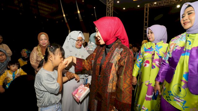 Sofha Marwah Bahtiar menghadiri Talkshow Dalam Rangka Hari Ibu dan Hari Disabilitas Internasional, yang turut dihadiri anak-anak down syndrome bersama orangtua mereka yang tergabung dalam organisasi KOADS, yang dilaksanakan Ikatan Wanita Pengusaha Indonesia (IWAPI) Sulsel, di Hotel Claro Makassar, Sabtu, 9 Desember 2023.