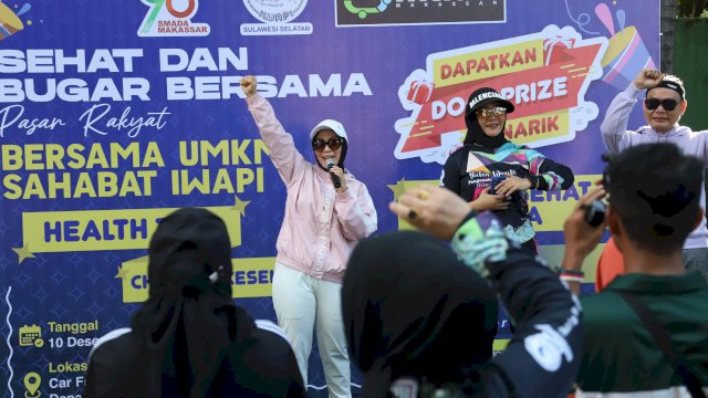 Sofha Marwah Bahtiar senam bersama warga di Car Free Day Jalan Jenderal Sudirman, Minggu, 10 Desember 2023.