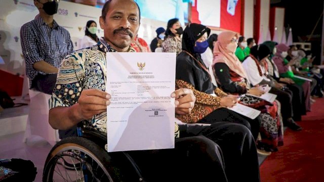 Salah satu pelaku UMKM memperlihatkan NIB-nya.