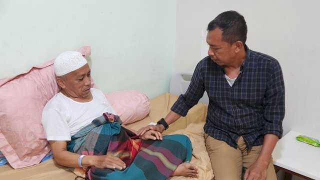 Jenguk di RS HAH, Akbar Ali Minta Warga Parepare Doakan Kesembuhan KH Abdul Halim