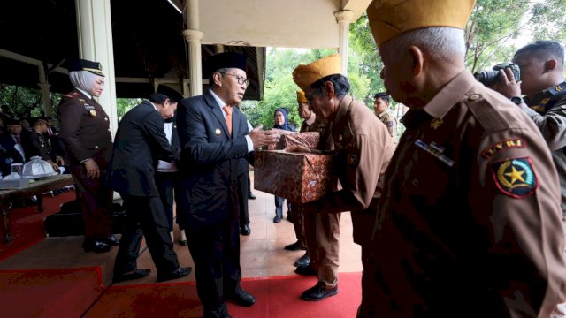 Peringati Hari Korban 40.000 Jiwa, Danny Pomanto Serahkan Bantuan untuk Legiun Veteran