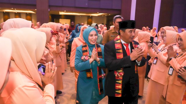 Pj Ketua TP PKK Sulsel Sofha Marwah Bahtiar mendampingi Pj Gubernur Sulsel Bahtiar Baharuddin, menghadiri HUT DWP ke 24, Senin, 11 Desember 2023.