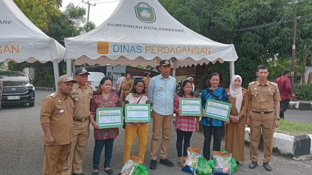 Jelang Nataru, Akbar Ali Lepas Tim Pasar Murah Pemkot Parepare