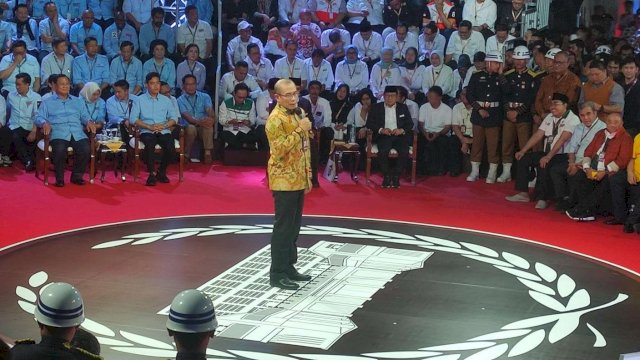 Ketua KPU RI Hasyim Asy'ari saat memberikan sambutan di acara debat perdana Capres-Cawapres Pilpres 2024, di Kantor KPU RI, Jakarta, Selasa (12/12/2023).