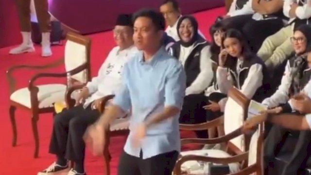 Gibran Tertangkap Kamera Bersorak Saat Prabowo Bilang &ldquo;Kita Ini Bukan Anak Kecil, Mas Anies&rdquo;