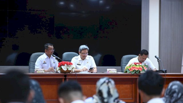 Pj Sekda Sulsel, Andi Muhammad Arsjad, memimpin Rapat terkait Ketersediaan Bahan Pokok, Gula, dan Minyak Goreng, di Ruang Command Center Lantai IV Kantor Gubernur Sulsel, Rabu, 13 Desember 2023.