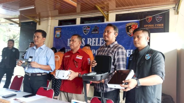 Direktorat Reserse Kriminal Khusus (Ditreskrimsus) Polda Sulsel  saat ekspose kasus di Mapolda Sulsel (Portal Media/Aldy) 