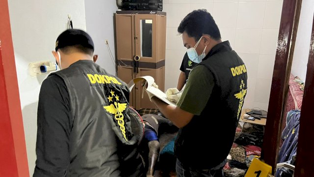 Pihak kepolisian saat mengevakuasi jasad korban(Portal Media/Aldy) 