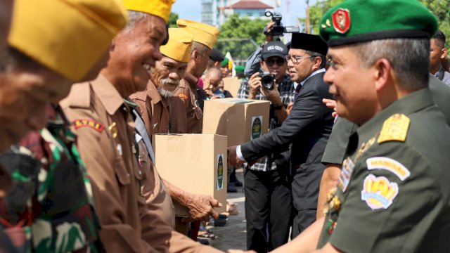 Peringatan Hari Juang TNI AD ke-78, 10 Ribu Sembako Dibagikan ke Warga Makassar 