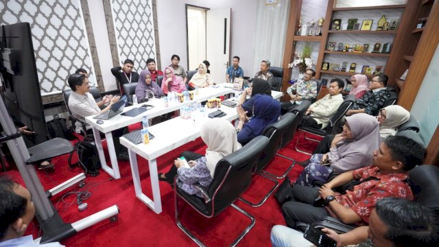 Pj Sekda Sulsel bersama Dinas Kesehatan Sulsel, dan para jajaran RSUD milik Pemprov Sulsel, serta PT Jasa medika Transmedic, di Ruang Rapat Sekda Sulsel, Jum&rsquo;at, 15 Desember 2023.