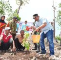 Petani di Amali Tanam Sukun Bersama Pj Gubernur Bahtiar 
