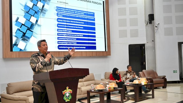 Pj Sekprov Sulsel, Andi Muhammad Arsjad, menjadi Narasumber di Seminar Nasional dan Temu Alumni dalam rangka Dies Natalis ke 37 Sekolah Pascasarjana Universitas Hasanuddin (Unhas) Makassar.