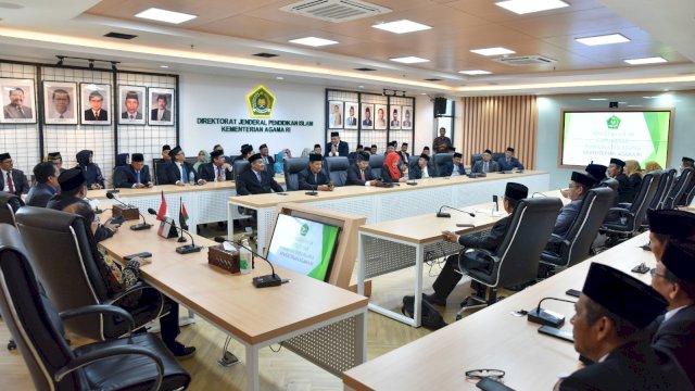 Penyerahan KMA kepada 62 Guru Besar PTKI.