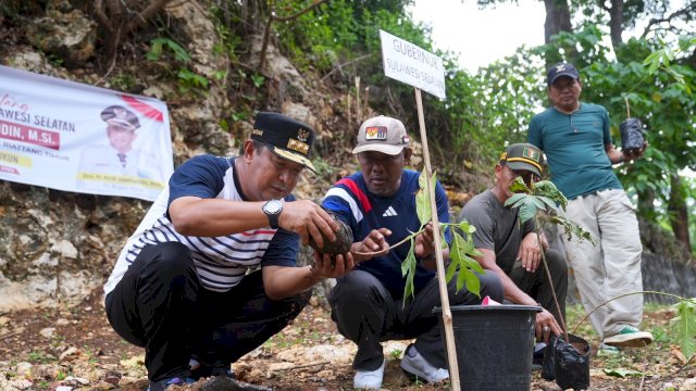 Penjabat Gubernur Sulsel, Bahtiar Baharuddin, menggerakkan para petani hingga para kepala desa untuk turun tangan ikut gerakan menanam pohon sukun.