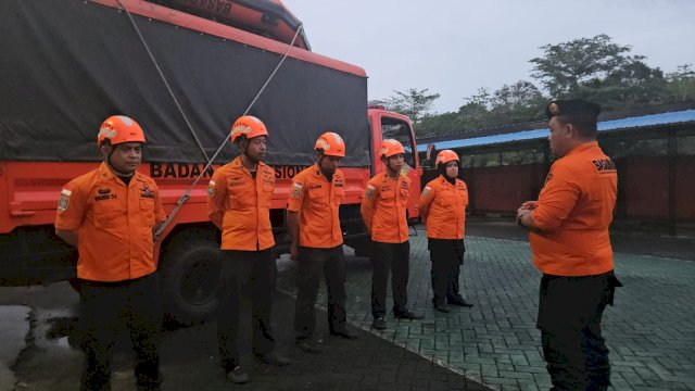 Tim Rescue Basarnas Makassar  diturunkan untuk melakukan pencarian terhadap korban yang dilaporkan hilang/Ist
