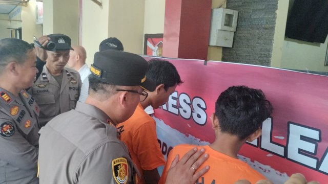 Kedua pelaku  aksi pencurian saat diamankan pihak kepolisian/Ist