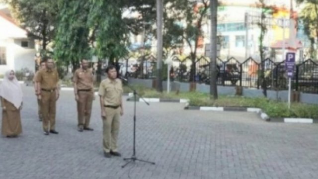 Kepala Sub Bagian (Kasubag) Perlengkapan Bagian Umum Sekretariat DPRD Kota Makassar, Muh Akbar Rasjid satt memimpin apel pagi di halaman Sekretariat DPRD Kota Makassar, Senin (4/9/2023)/Ist