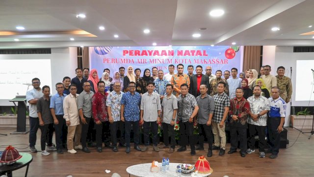 Keluarga Besar Perumda Air Minum Kota Makassar Rayakan Natal di Hotel Royal Bay