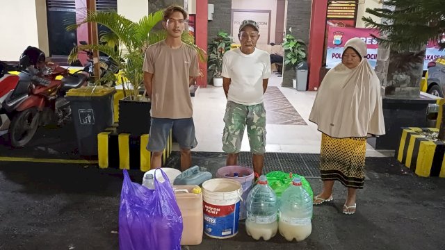 Para pedagang miras tradisional saat diamankan di Polsek Rappocini/Ist