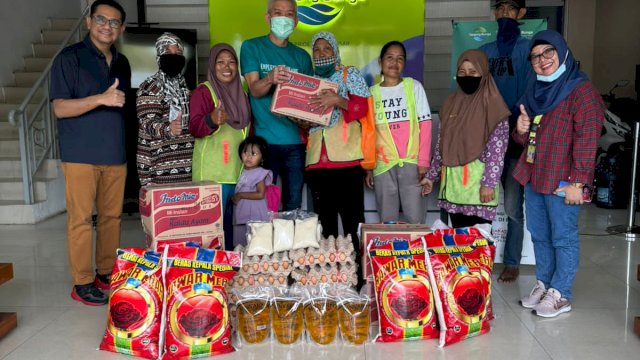 GMTD Bagikan Puluhan paket Sembako kepada Petugas Kebersihan di Area Tanjung Bunga