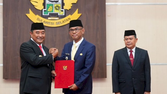 Pj Gubernur Sulsel, Bahtiar Baharuddin, menyerahkan Surat Keputusan Menteri Dalam Negeri (Mendagri) tentang Perpanjangan Masa Jabatan Pj Bupati Kabupaten Takalar, di Ruang Pola Kantor Gubernur Sulsel, Jumat, 22 Desember 2023.