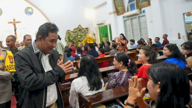 Penjabat Gubernur Sulsel, Bahtiar Baharuddin, meninjau persiapan perayaan Natal di Gereja Emanuel, Jl. Balaikota Makassar dan Gereja Katolik Jl. Tupai 2 Kecamatan Mamajang, Minggu malam, 24 Desember 2023. 