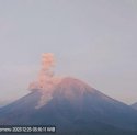 Semeru Erupsi, Abu Vulkanik Setinggi Satu Kilometer di Atas Awan