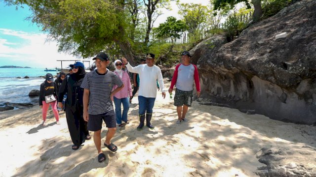Pj Gubernur Sulawesi Selatan, Bahtiar Baharuddin, berkunjung ke Kabupaten Sinjai, sekaligus menikmati panorama alam di Kecamatan Pulau Sembilan, Senin, 25 Desember 2023.