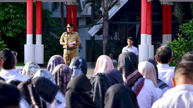 Penjabat Gubernur Sulsel, Bahtiar Baharuddin, memimpin langsung upacara apel pagi pasca Libur Natal 2023, di Lapangan Upacara Kantor Gubernur Sulsel, Rabu, 27 Desember 2023.