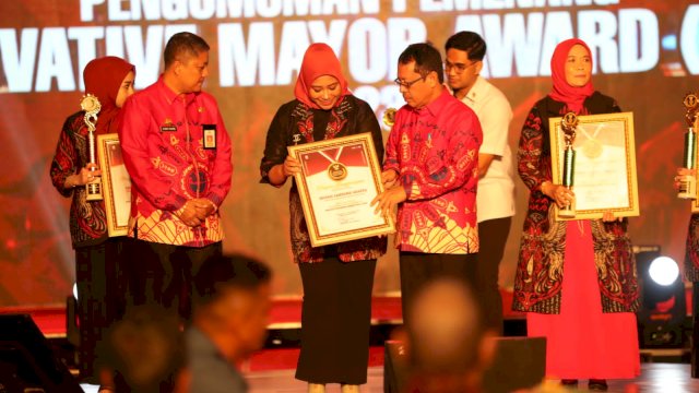 Balitbangda Beri Penghargaan kepada Enam Inovator Terbaik Pemkot Makassar 