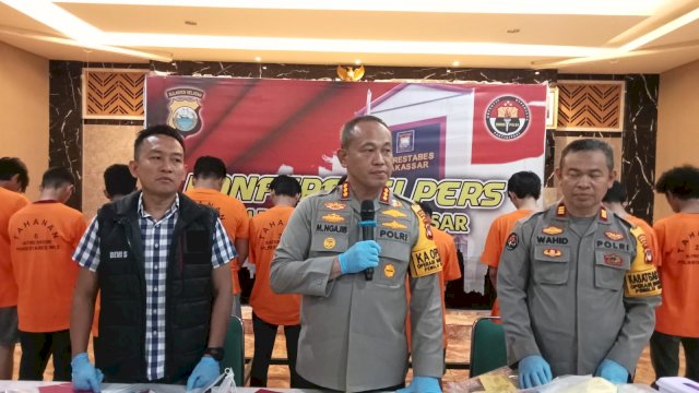 Kapolrestabes Makassar Kombes Pol Mokhammad Ngajib saat  ekspose di Mapolrestabes Makassar, Rabu (27/12/2023)/(Portal Media/Aldy)
