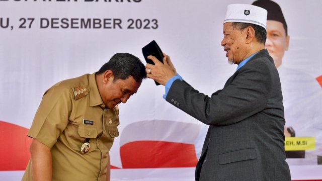 Pimpinan Ponpes DDI Mangkoso, Anregurutta (AGH) Farid Wajdi Lc MA memberikan dan memasangkan songkok atau kopiah kepada Pj Gubernur yang merupakan produksi dari pesantren ini dengan nama Songkok Nasional Attaawun DDI Mangkoso.
