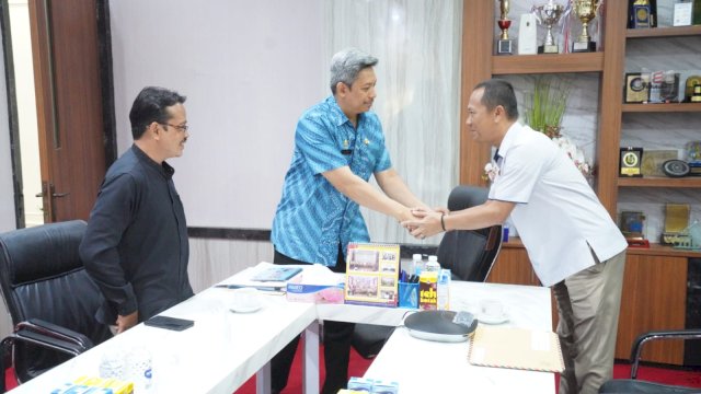 Penjabat Sekretaris Daerah Provinsi Sulsel, Andi Muhammad Arsjad, menerima kunjungan Kepala BPOM Palopo, Burham Sidobejo, di Ruang Kerja Sekda, Jum&rsquo;at, 29 Desember 2023.