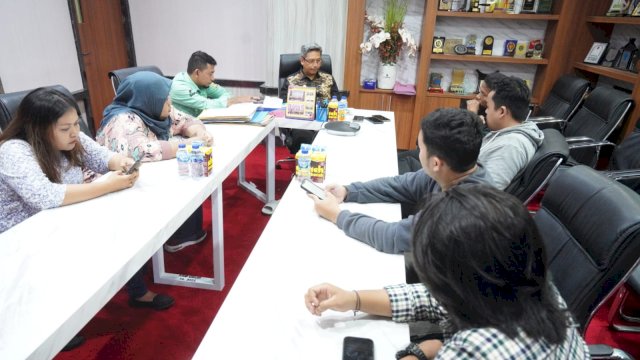 Penjabat Sekretaris Daerah Provinsi Sulsel Andi Muhammad Arsjad membahas proyeksi di tahun 2024, saat menjamu para wartawan di ruang kerjanya di Kantor Gubernur Sulsel.